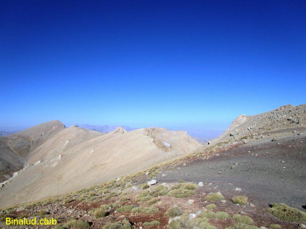 قله چپکرو در انتهای تصویر مشخص است